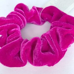NEW…Fuchsia faux velvet scrunchy OS (ones size) from H&M